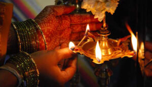 குத்து விளக்கில் உள்ள ஐந்து முகத்திற்கு இவ்வளவு ரகசியம் இருக்கா..?