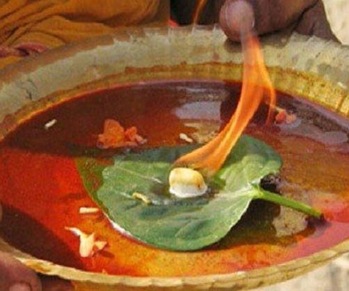 நம் முன்னோர்கள் ஏன் ஆரத்தி எடுக்கிறார்கள் தெரியுமா?